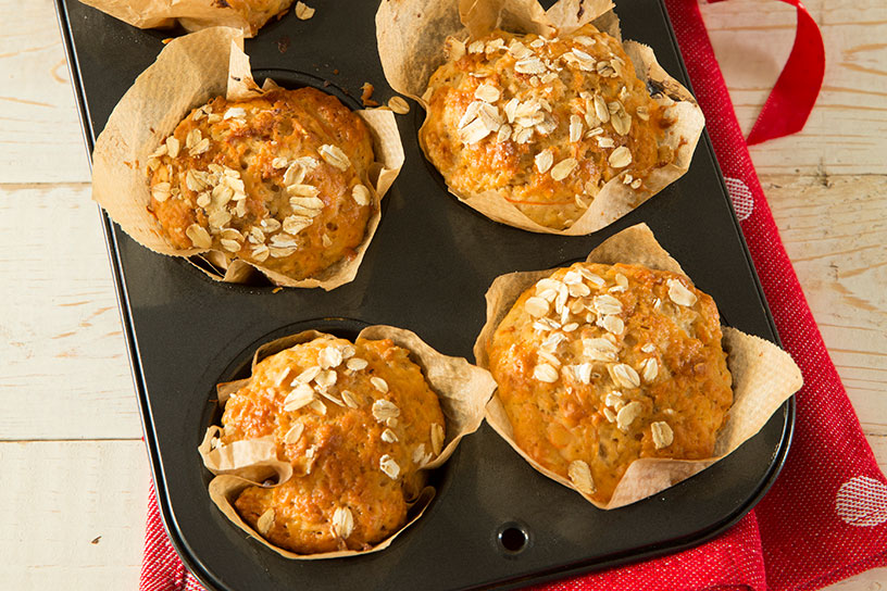 Muffins in een vorm met houvermout bovenop